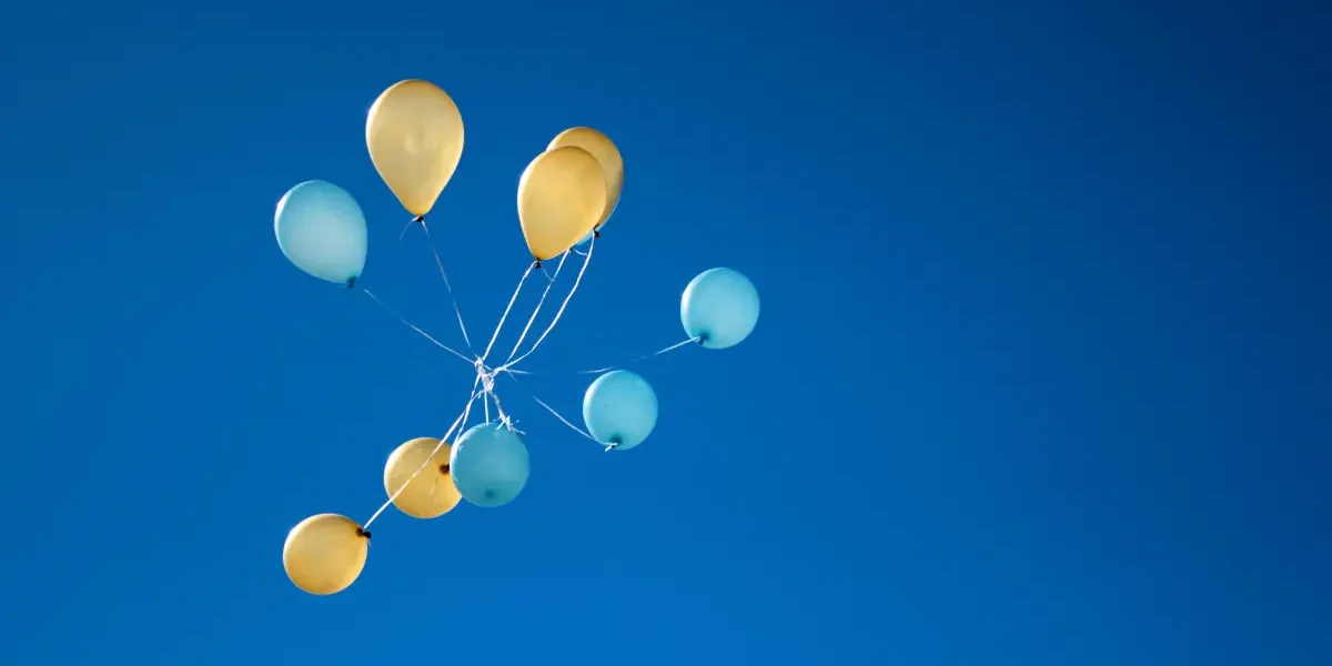 Foto Van Gele En Blauwe Ballonnen Op Lucht.