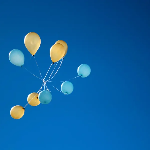 Foto Van Gele En Blauwe Ballonnen Op Lucht.
