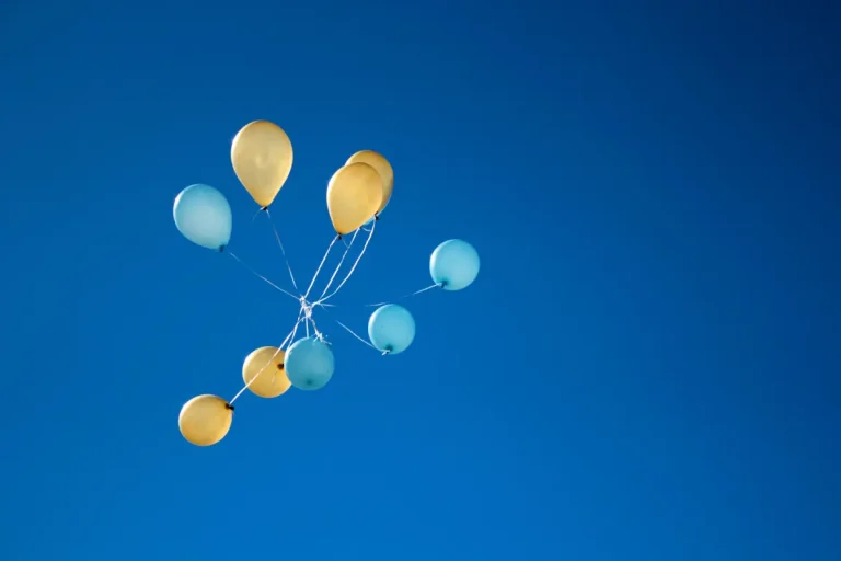 Foto Van Gele En Blauwe Ballonnen Op Lucht.