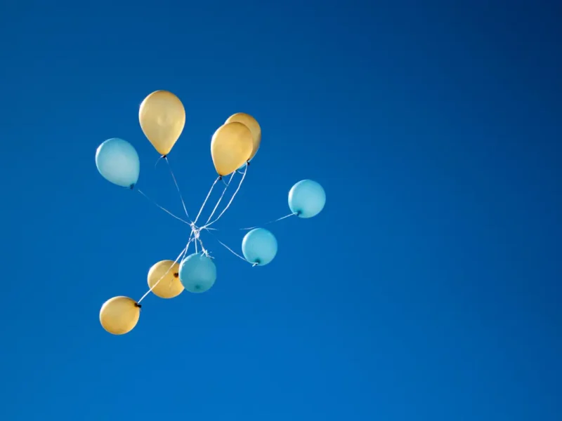 Foto Van Gele En Blauwe Ballonnen Op Lucht.