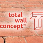 Total Wall Logo met een stenen wand achtergrond.