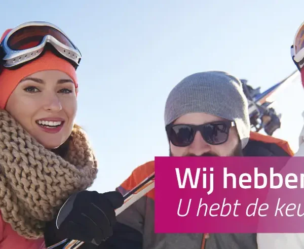 vier mensen in skikleding met mutsen op.