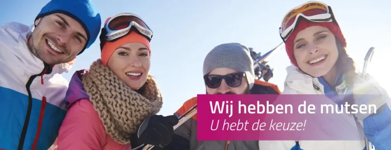 vier mensen in skikleding met mutsen op.
