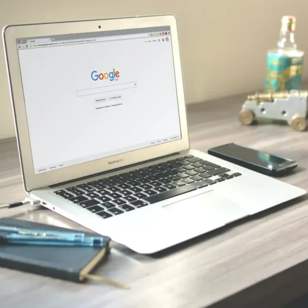 Een Macbook Air Op Grijze Houten Tafel met Google geopend.