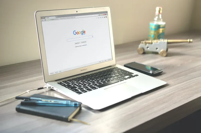 Een Macbook Air Op Grijze Houten Tafel met Google geopend.