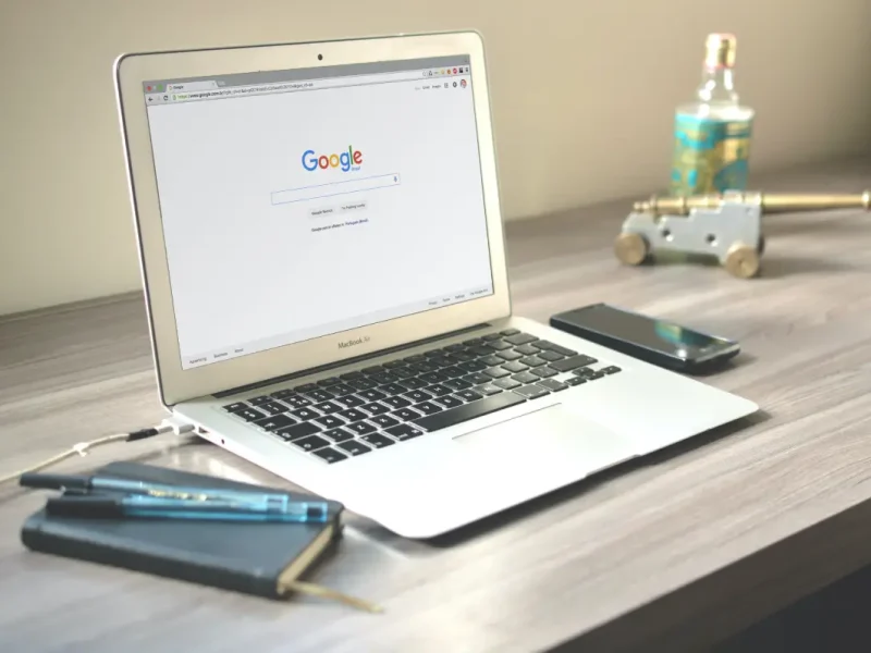 Een Macbook Air Op Grijze Houten Tafel met Google geopend.