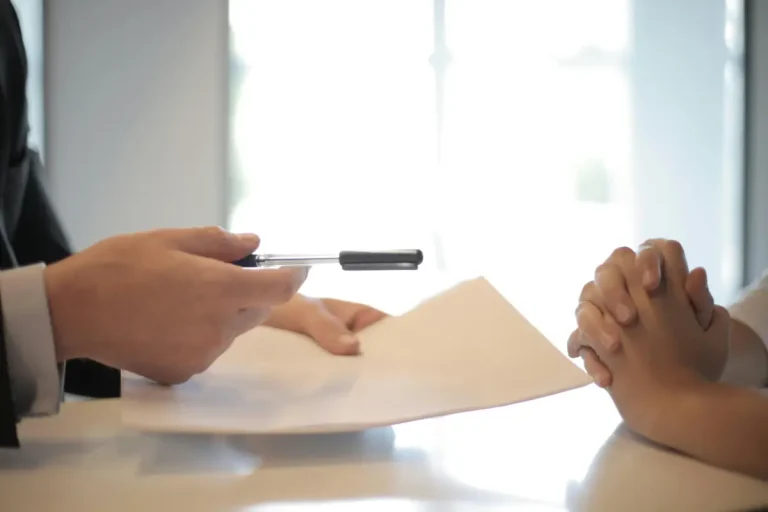 Gewas Zakenman Contract Geven Vrouw Te Ondertekenen.