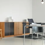 Een kantoor met een bureau en stoelen. Een kantoor met een bureau en stoelen.