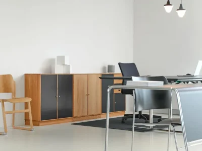 Een kantoor met een bureau en stoelen. Een kantoor met een bureau en stoelen.