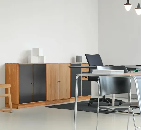 Een kantoor met een bureau en stoelen. Een kantoor met een bureau en stoelen.