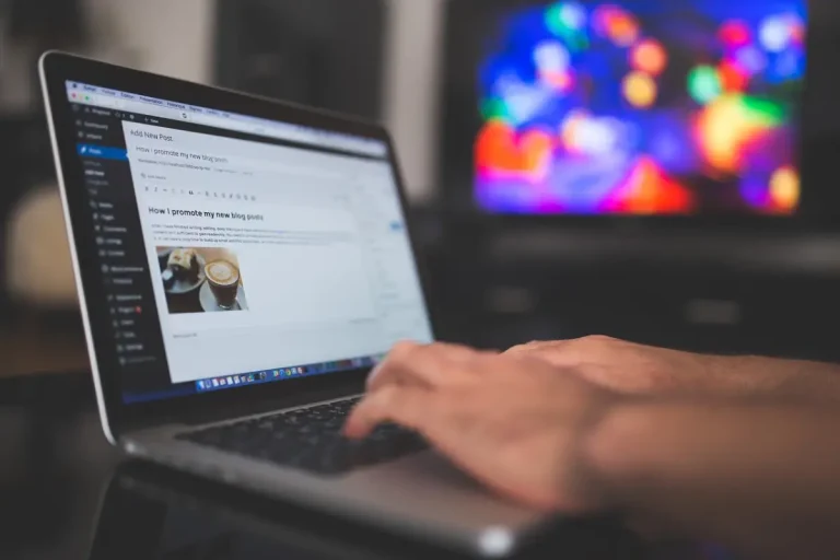 Een persoon scrolt over zijn laptop en gebruik het WordPress cms programma.