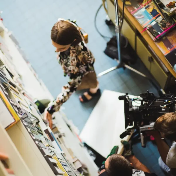 Een Vrouw Filmen In De Bibliotheek.