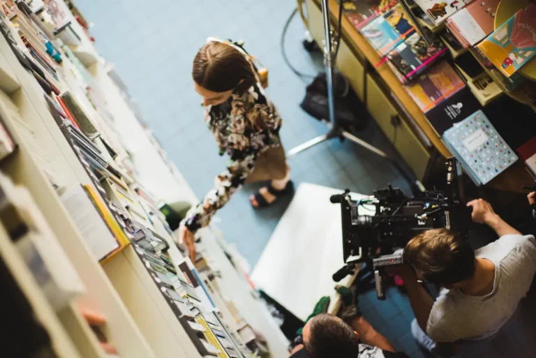 Een Vrouw Filmen In De Bibliotheek.