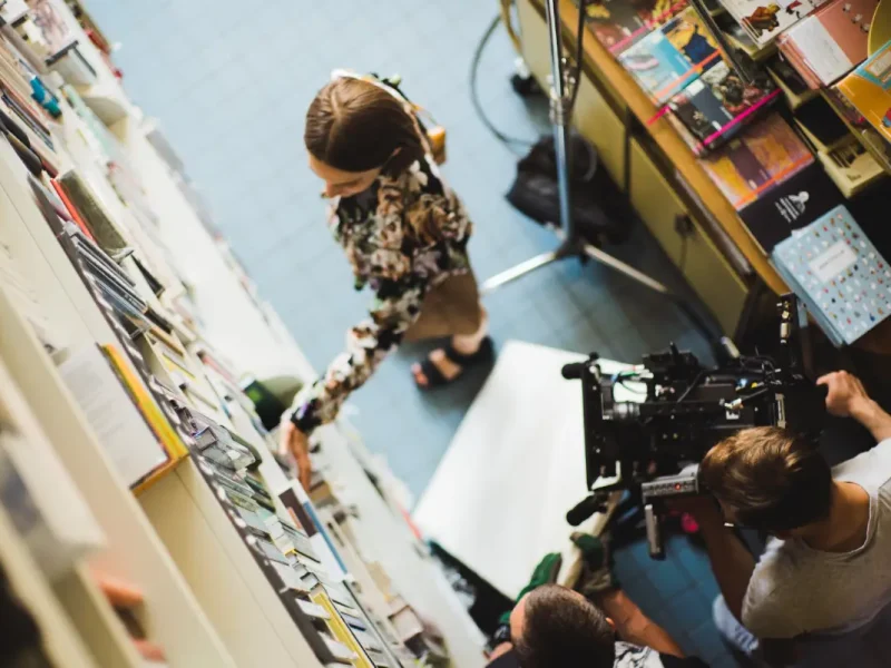 Een Vrouw Filmen In De Bibliotheek.