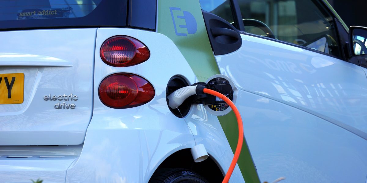 Elektrische auto achter de oplader