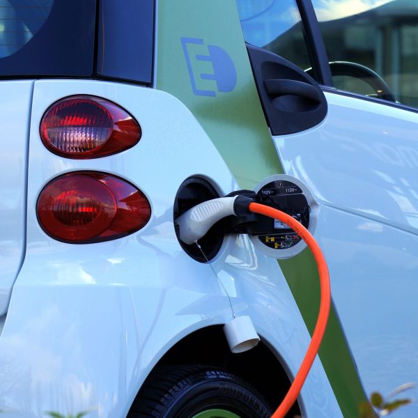 Elektrische auto achter de oplader