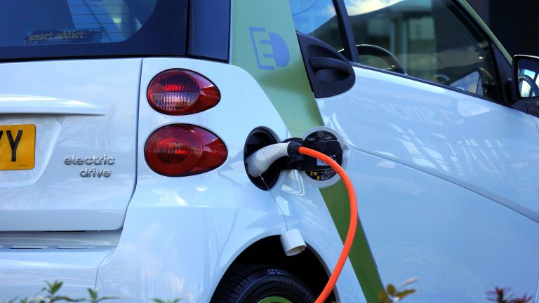 Elektrische auto achter de oplader