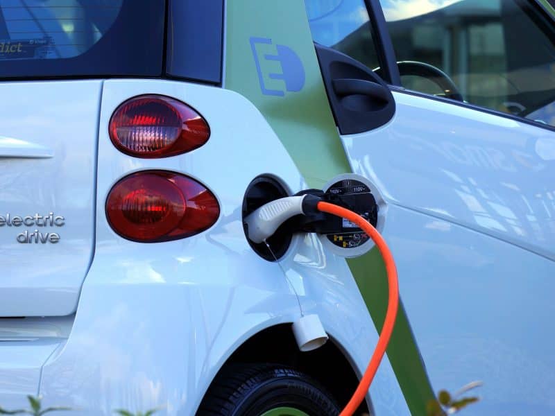 Elektrische auto achter de oplader