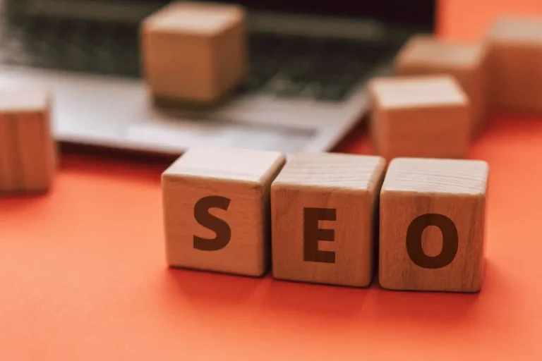 SEO in blokjes op een tafel.