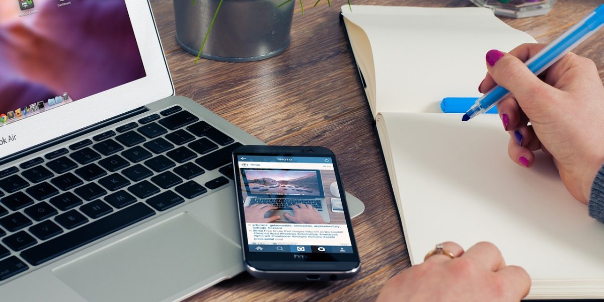 Laptop, telefoon en kladblok