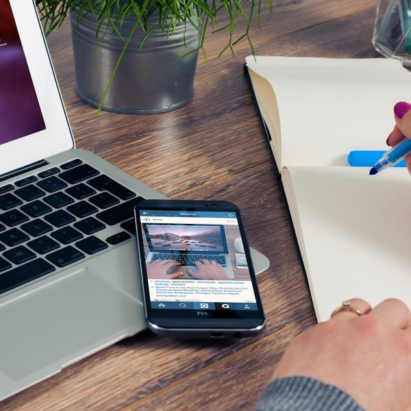 Laptop, telefoon en kladblok