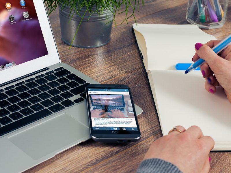 Laptop, telefoon en kladblok