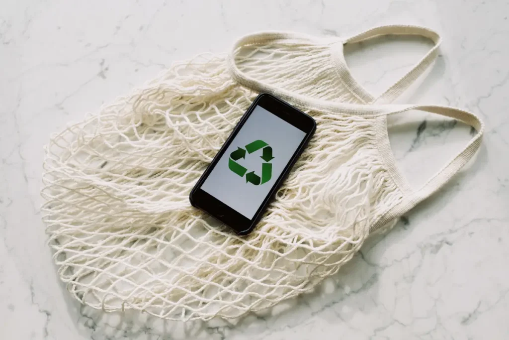 Smartphone met recycle symbool op witte achtergrond.