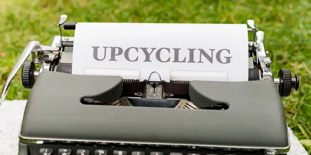 Een typemachine met het concept van upcycling.