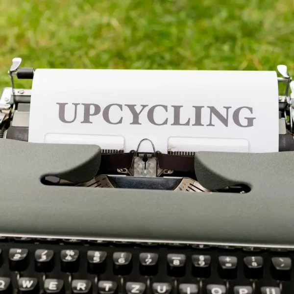 Een typemachine met het concept van upcycling.