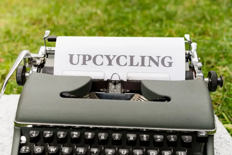 Een typemachine met het concept van upcycling.