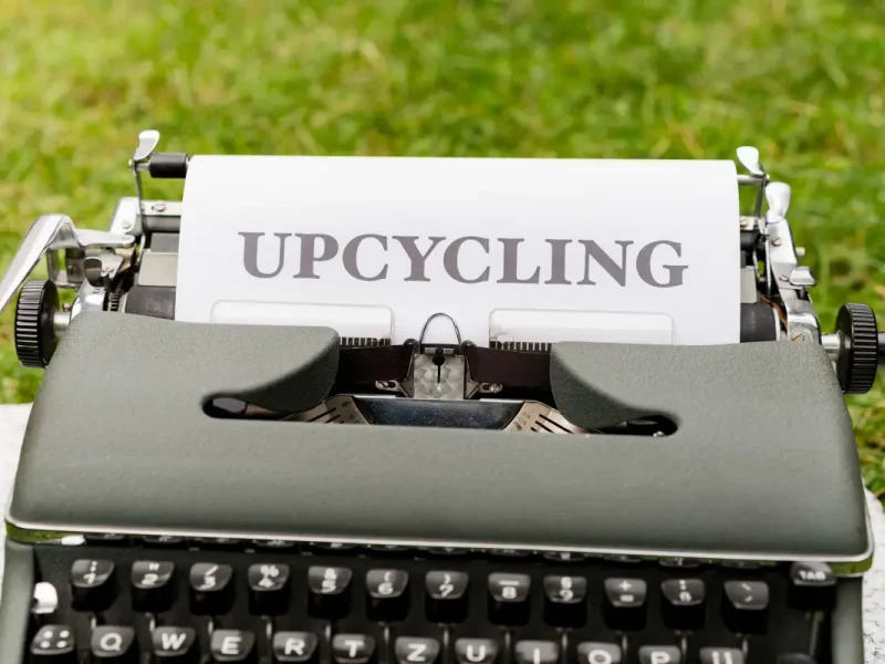 Een typemachine met het concept van upcycling.
