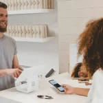 Een man en vrouw staan voor een toonbank.