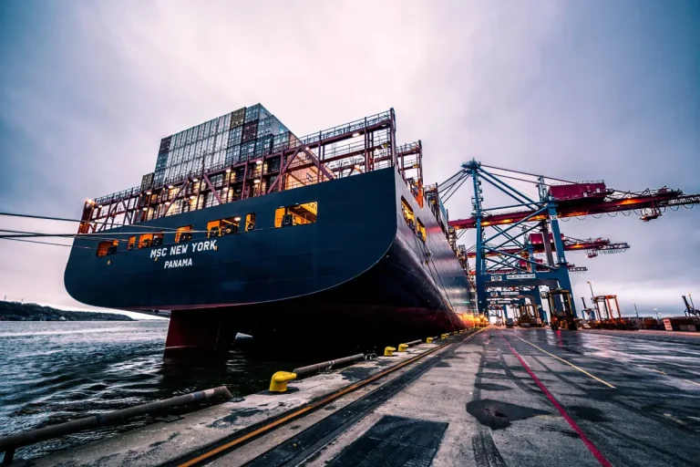 Zwart Zeilschip Op Waterlichaam