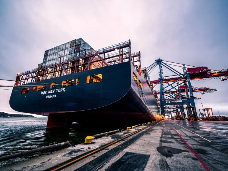 Zwart Zeilschip Op Waterlichaam