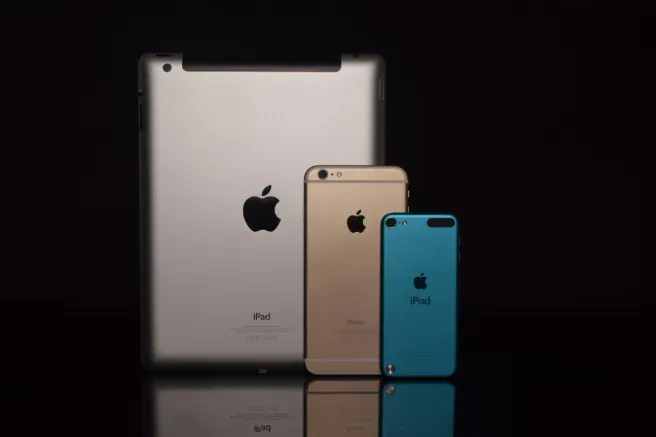 Ruimte Grijze Ipad, Gouden Iphone 6, En Blauwe Ipod Touch