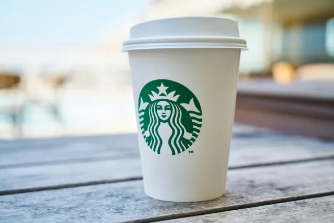 Een witte Starbucks beker