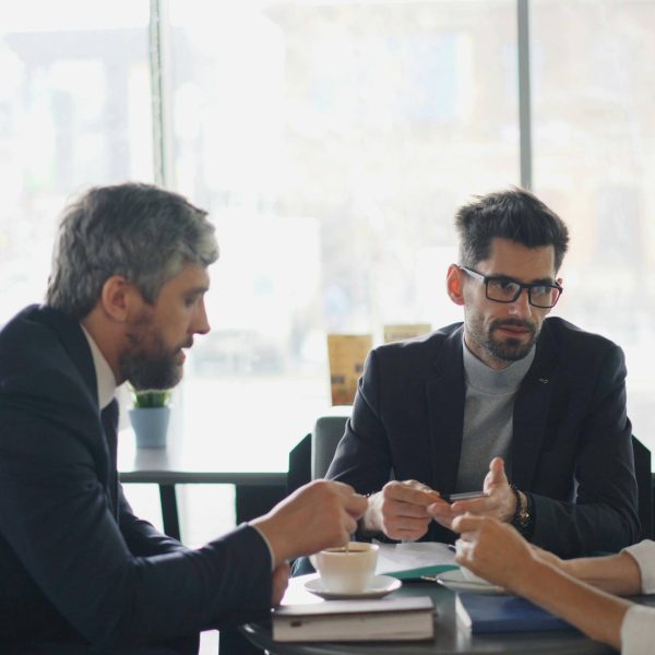 Collega's overleggen over een zakenreis