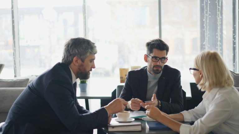 Collega's overleggen over een zakenreis
