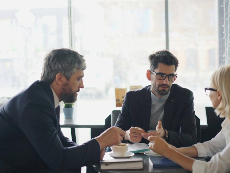 Collega's overleggen over een zakenreis