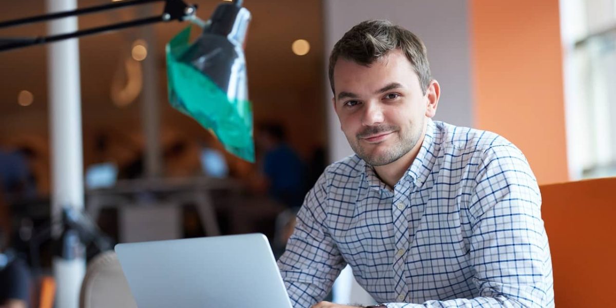 Succesvolle ondernemer bezig op laptop aan het werk