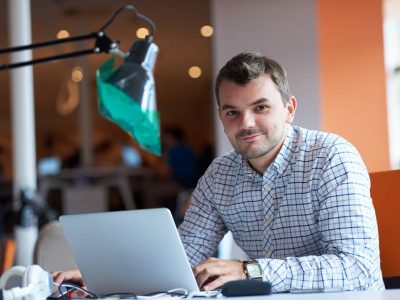 Succesvolle ondernemer bezig op laptop aan het werk
