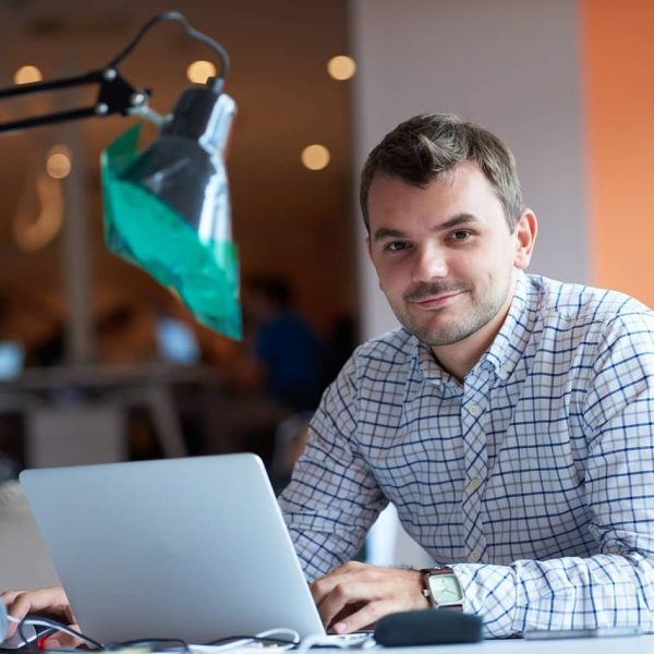 Succesvolle ondernemer bezig op laptop aan het werk