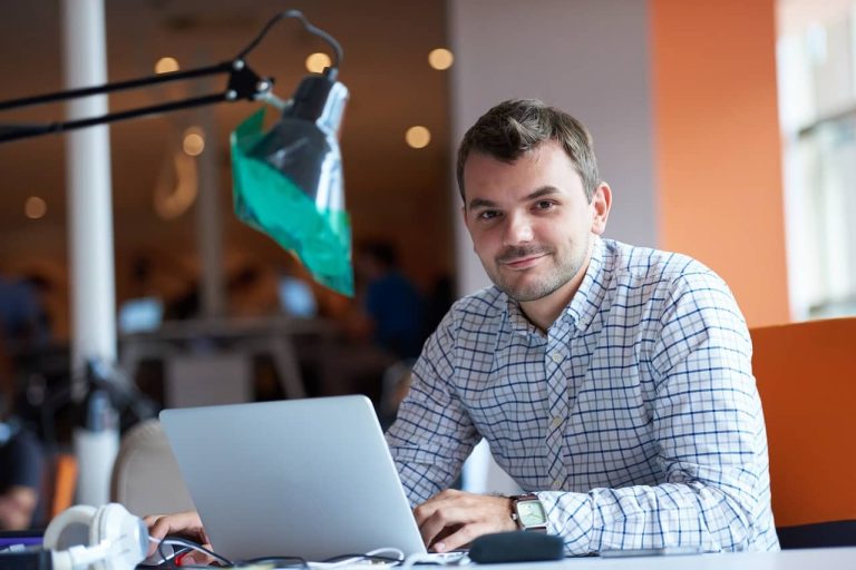 Succesvolle ondernemer bezig op laptop aan het werk
