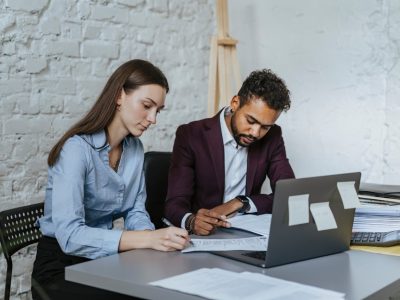 Man en vrouw formulier aan het ondertekenen van een bedrijfswaarde bepaling.